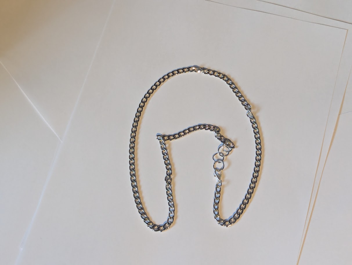 Silver colored chain necklace in a weird shape